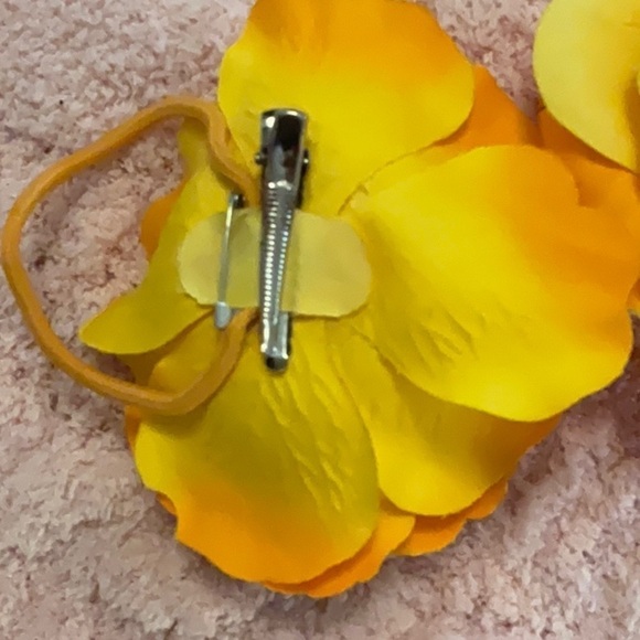 FLOWERS PIN CLIP PONYTAIL OPTION ON EACH - Picture 7 of 9